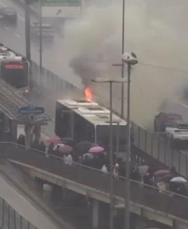 metrobus-yangini-istanbul-trafigini-felc-etti
