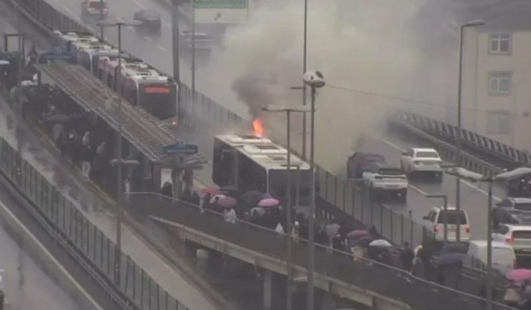Metrobüs Yangını İstanbul Trafiğini Felç Etti